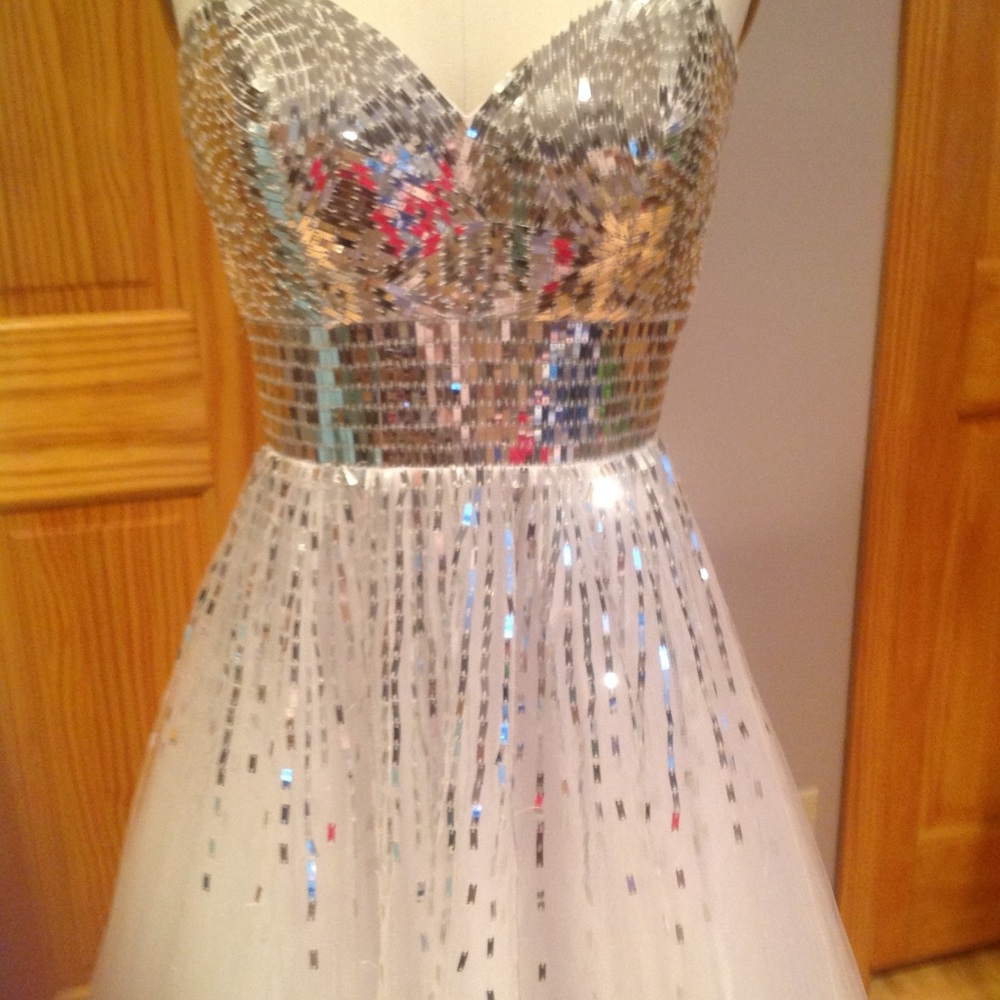 Dress - Picture 3 of 4
